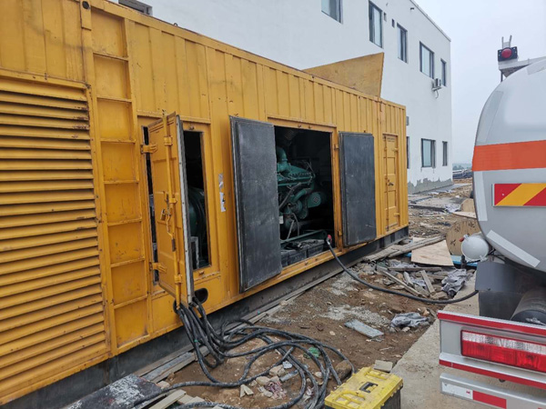 溪湖如何在发电机出租合同中约定设备的维修和保养责任？